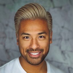 Zurückgekämmtes Haar — Hellblond
